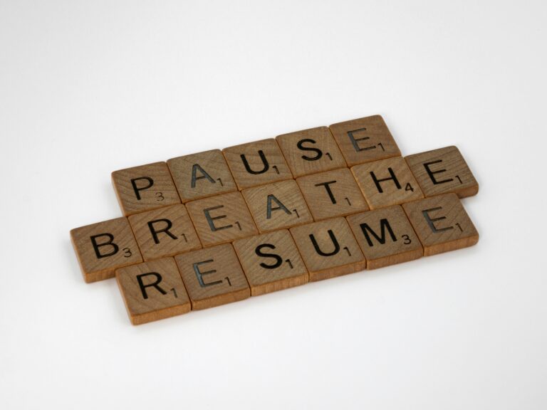 scrabble pieces with the phrase pause breathe resume